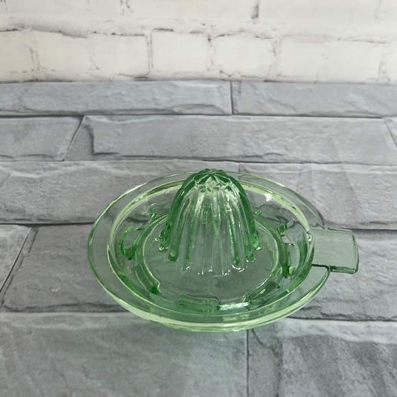 Vintage green Vaseline glass juicer - Picture 2 of 5